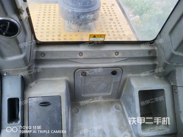 行走控制手柄和踏板 俯拍（驾驶室部分）