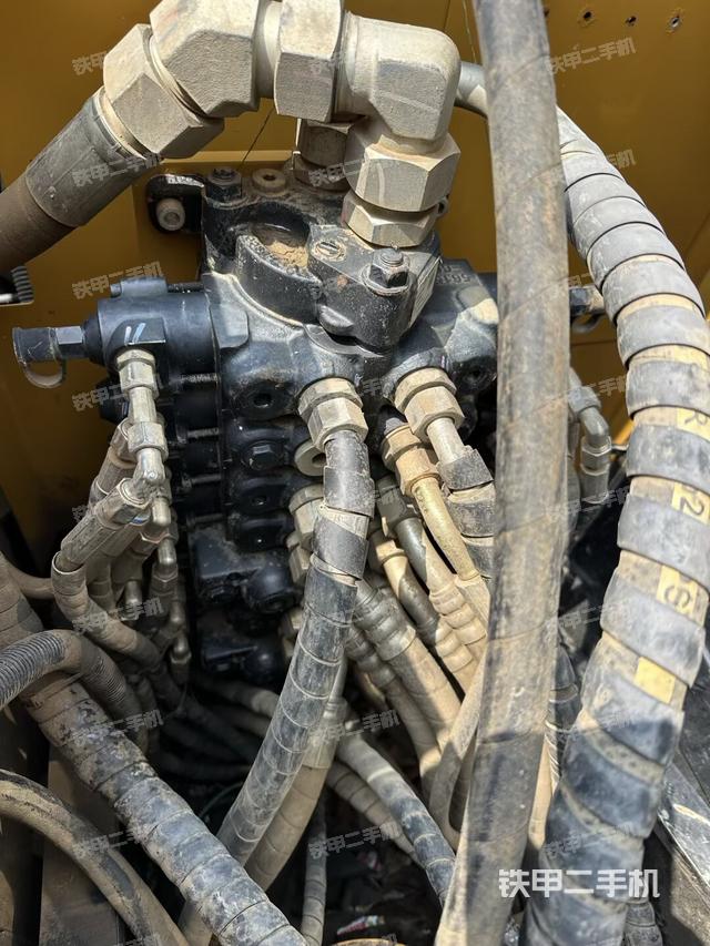 回轉(zhuǎn)馬達(dá)和主控閥（整機(jī)外觀）