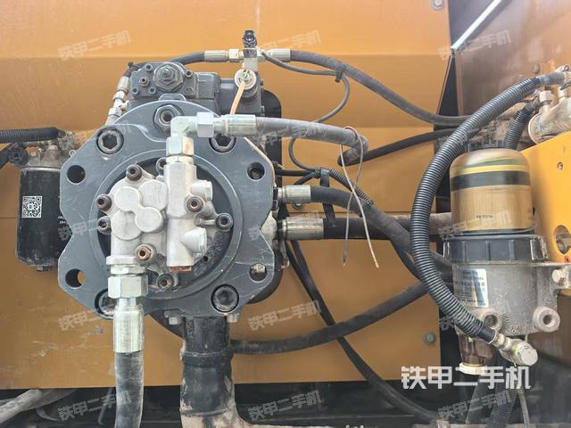 液压泵舱室正面整体（整机外观）