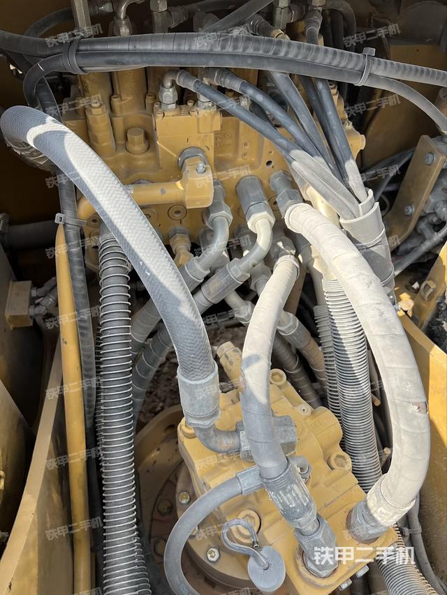 回转马达和主控阀（整机外观）