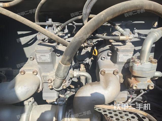 液压泵舱室正面整体（整机外观）