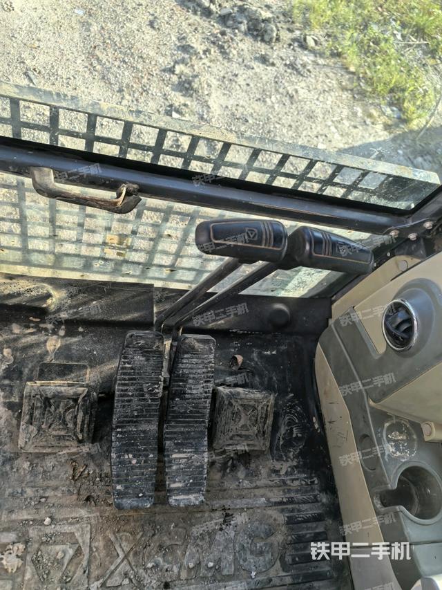 行走控制手柄和踏板?俯拍（駕駛室部分）