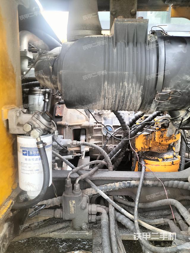 液压泵舱室正面整体（整机外观）