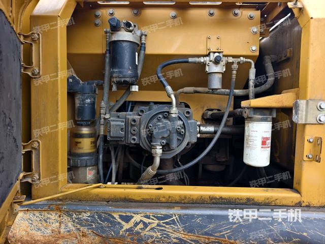 液压泵舱室正面整体（整机外观）