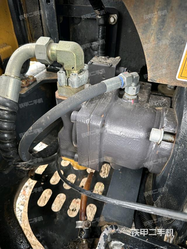 液压泵舱室正面整体（整机外观）