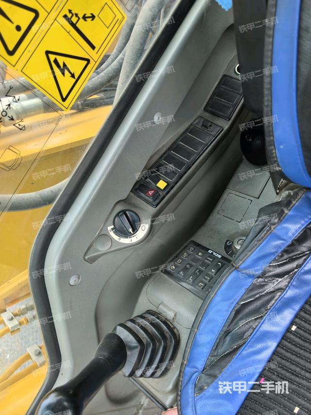 座椅左側(cè)控制臺(tái)/音響/含左手柄（駕駛室部分）