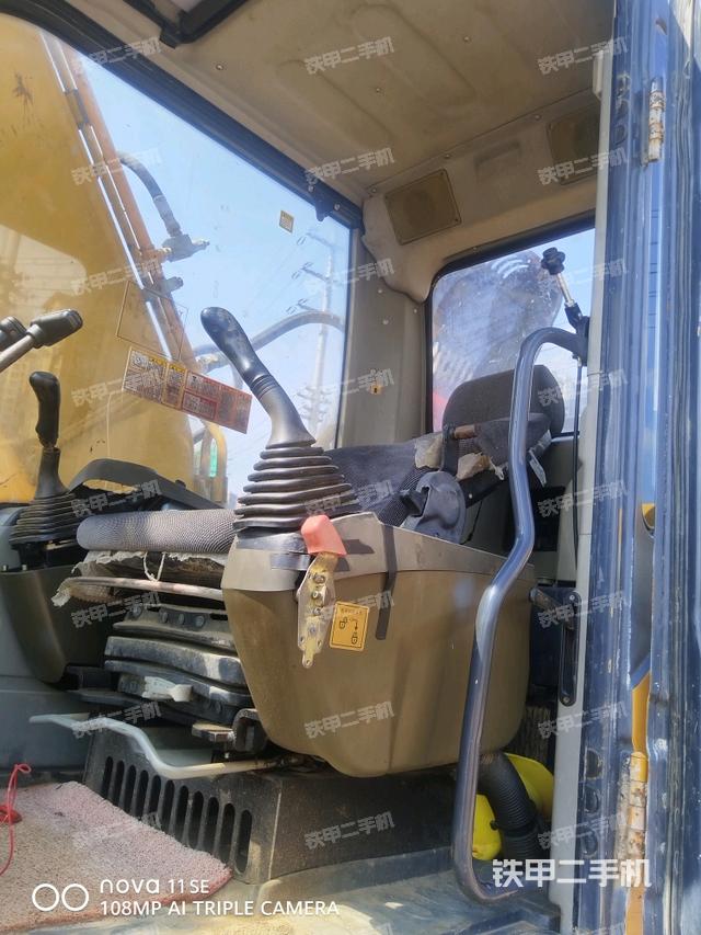 行走控制手柄和踏板 俯拍（驾驶室部分）