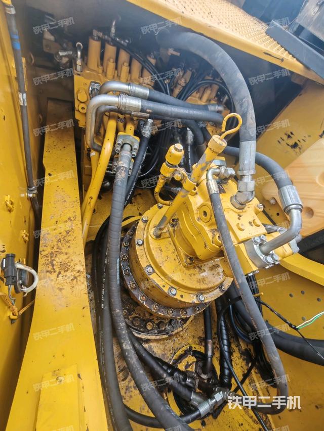 回轉(zhuǎn)馬達(dá)和主控閥（整機(jī)外觀）