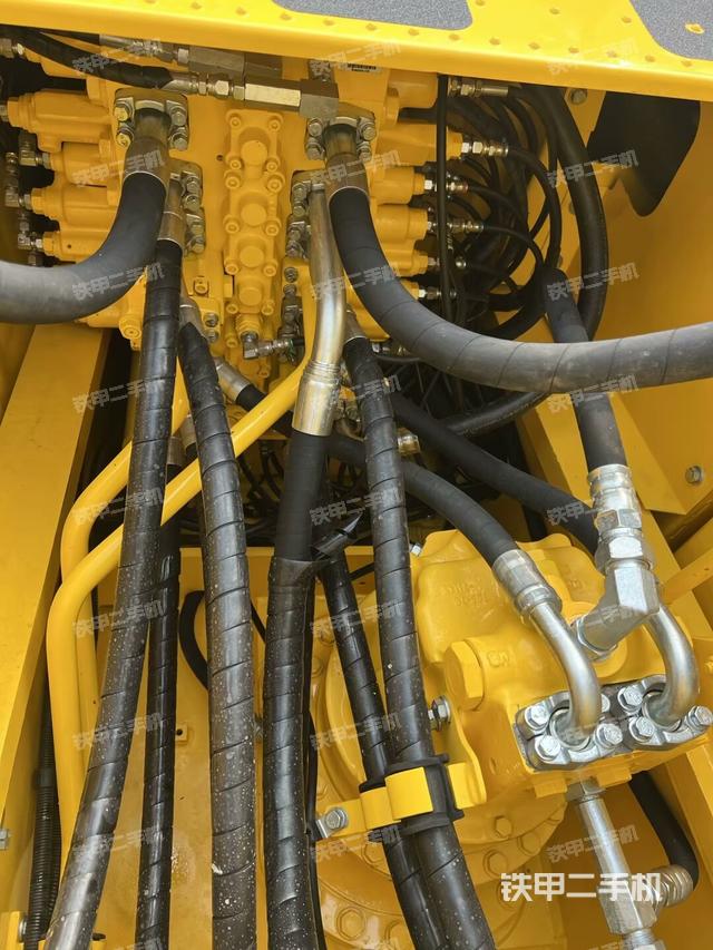 回转马达和主控阀（整机外观）