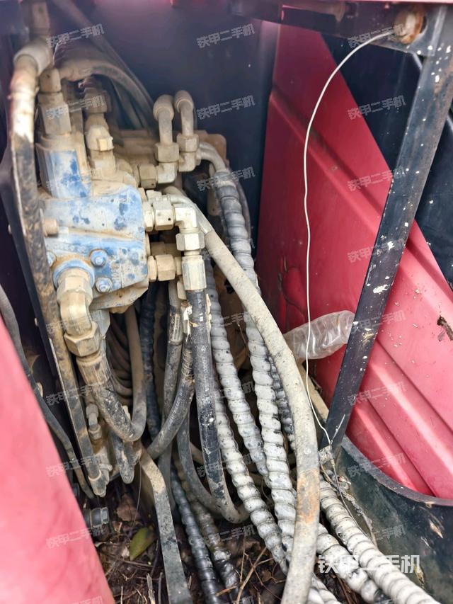 回转马达和主控阀（整机外观）