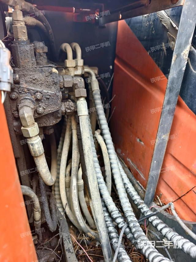 回转马达和主控阀（整机外观）