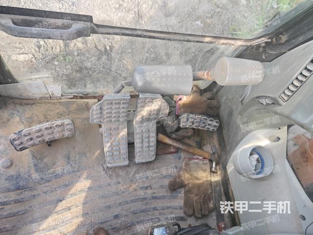 行走控制手柄和踏板?俯拍（駕駛室部分）