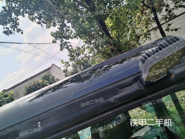 駕駛室頂部(整機(jī)外觀) 駕駛室頂部(整機(jī)外觀)