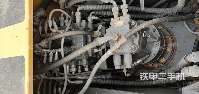 回转马达和主控阀（整机外观）