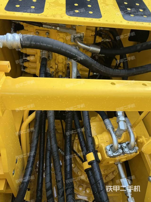 回轉(zhuǎn)馬達(dá)和主控閥（整機(jī)外觀）