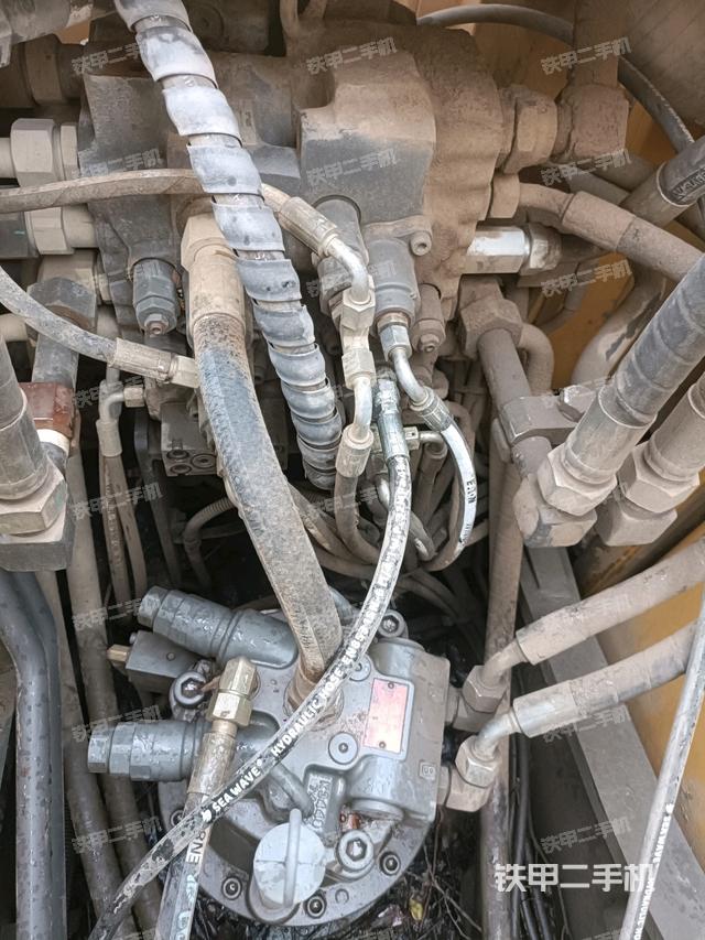 回转马达和主控阀（整机外观）