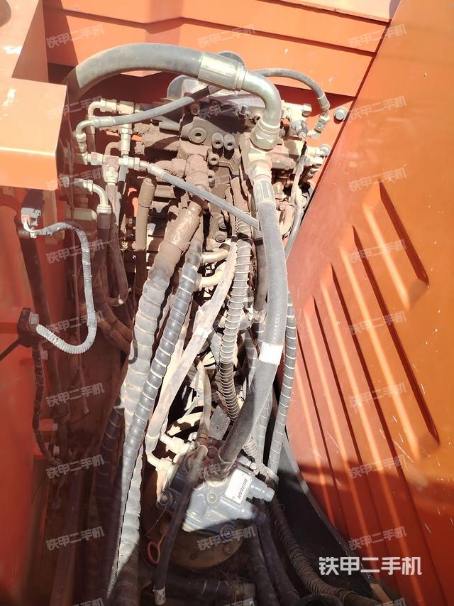 回转马达和主控阀（整机外观）