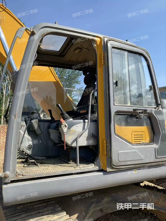 驾驶室顶部（整机外观）