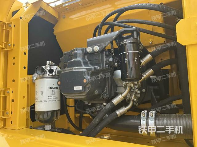 液压泵舱室正面整体（整机外观）