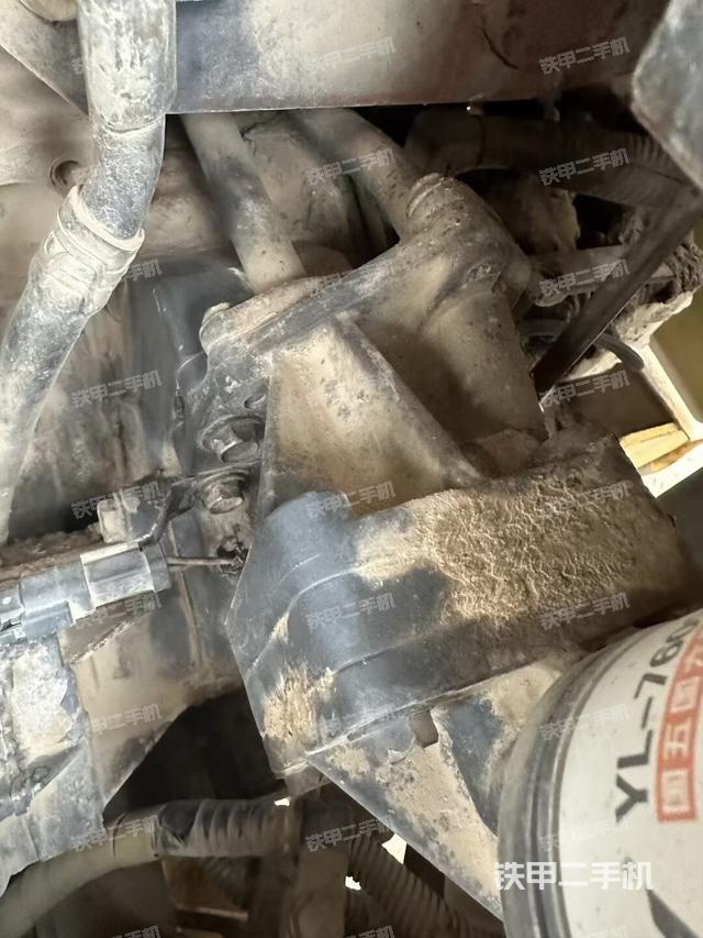 液压泵舱室正面整体（整机外观）