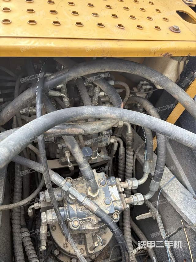 回转马达和主控阀（整机外观）