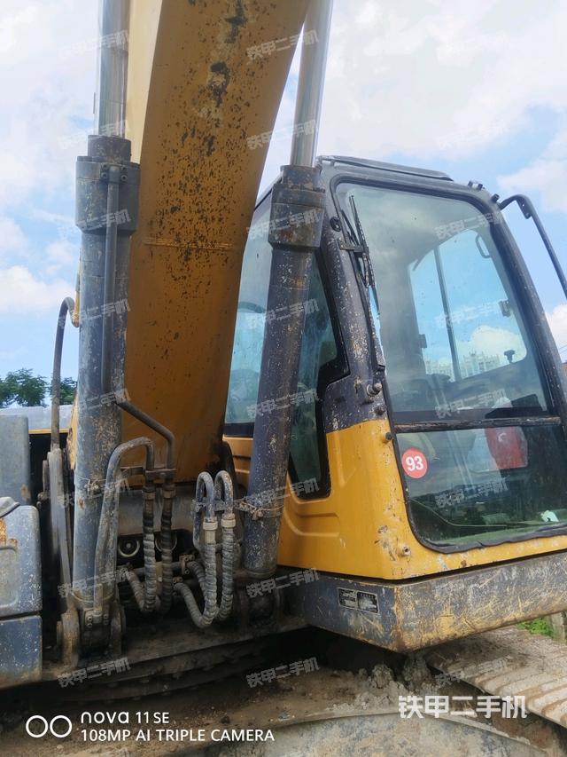 大臂油缸整体 竖拍（工作和回转装置）