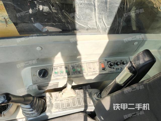 座椅右側(cè)控制臺(tái)/鑰匙門(mén)/油門(mén)/含右手柄(駕駛室部分) 座椅右側(cè)控制臺(tái)/鑰匙門(mén)/油門(mén)/含右手柄(駕駛室部分)