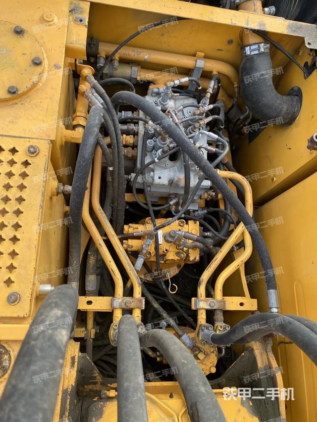 回转马达和主控阀（整机外观）