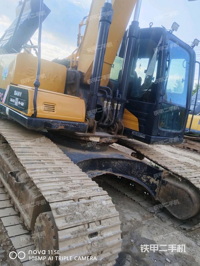 大臂油缸整体 竖拍（工作和回转装置）