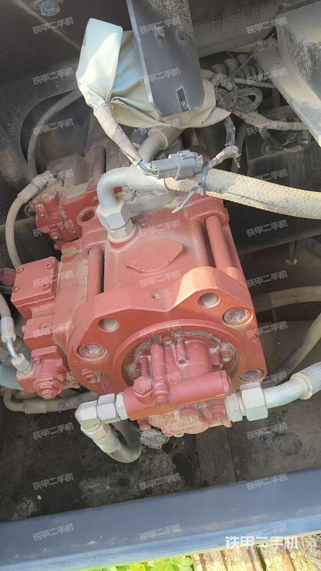 液压泵舱室正面整体（整机外观）