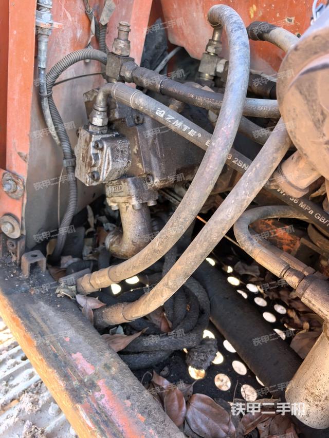 液压泵舱室正面整体（整机外观）