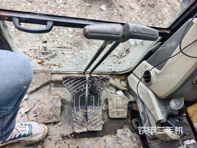 行走控制手柄和踏板?俯拍（駕駛室部分）