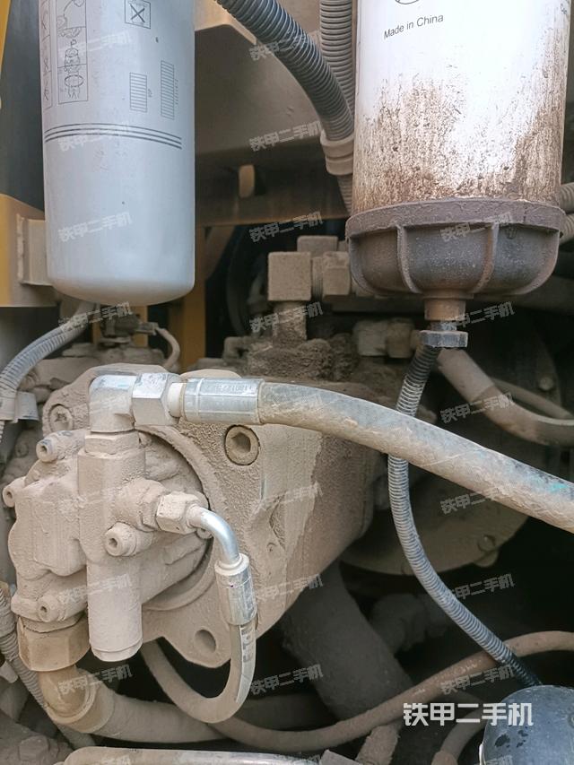 液压泵舱室正面整体（整机外观）