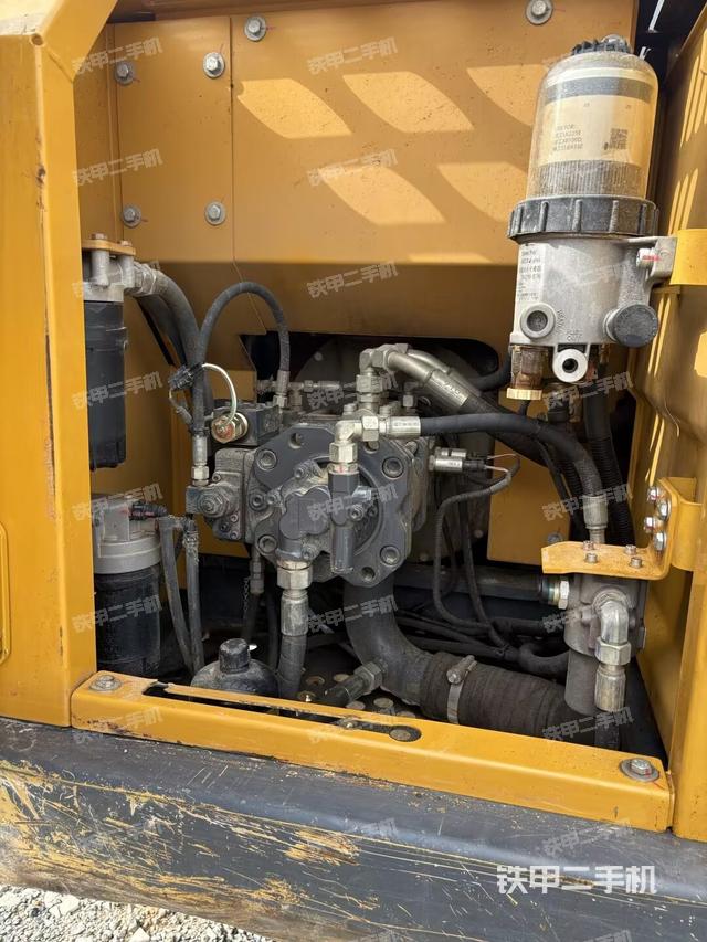 液压泵舱室正面整体（整机外观）