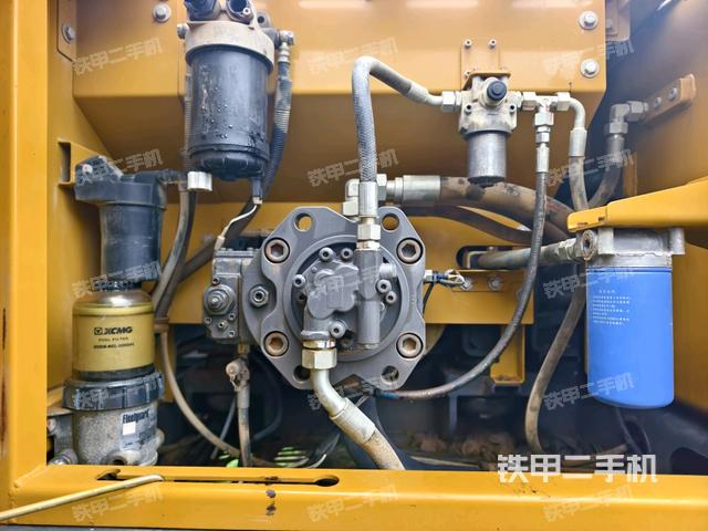 液压泵舱室正面整体（整机外观）