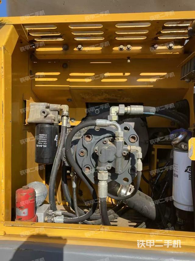 液压泵舱室正面整体（整机外观）