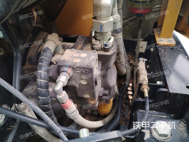 液压泵舱室正面整体（整机外观）