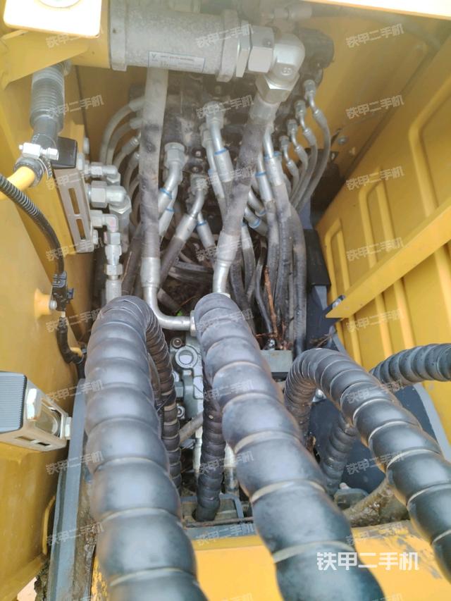 回转马达和主控阀（整机外观）