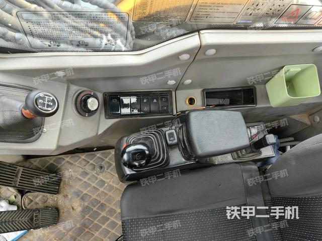 座椅右侧控制台/钥匙门/油门/含右手柄（驾驶室部分）