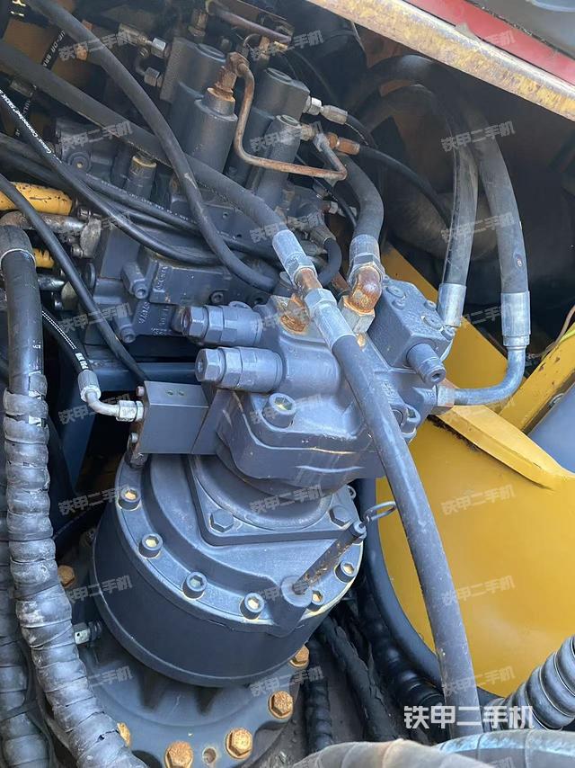 回转马达和主控阀（整机外观）