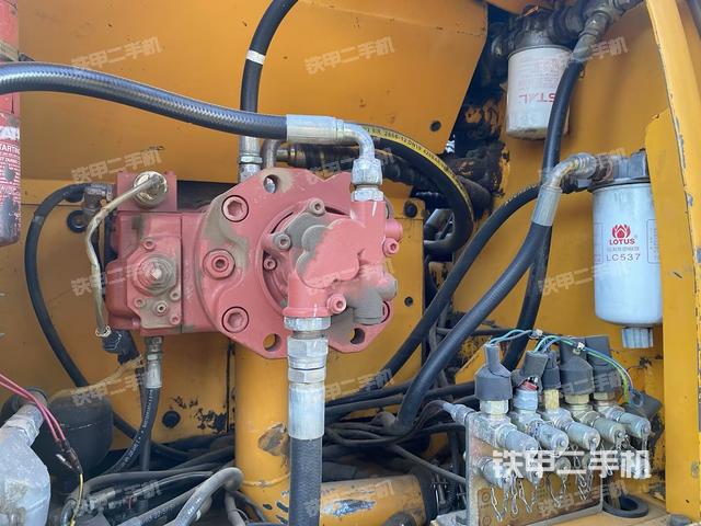 液压泵舱室正面整体（整机外观）