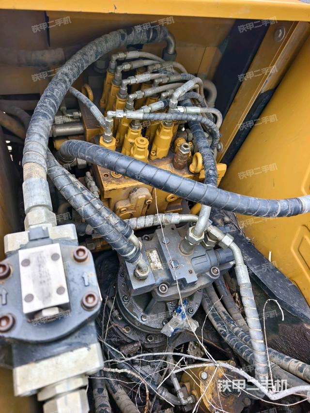 回转马达和主控阀（整机外观）