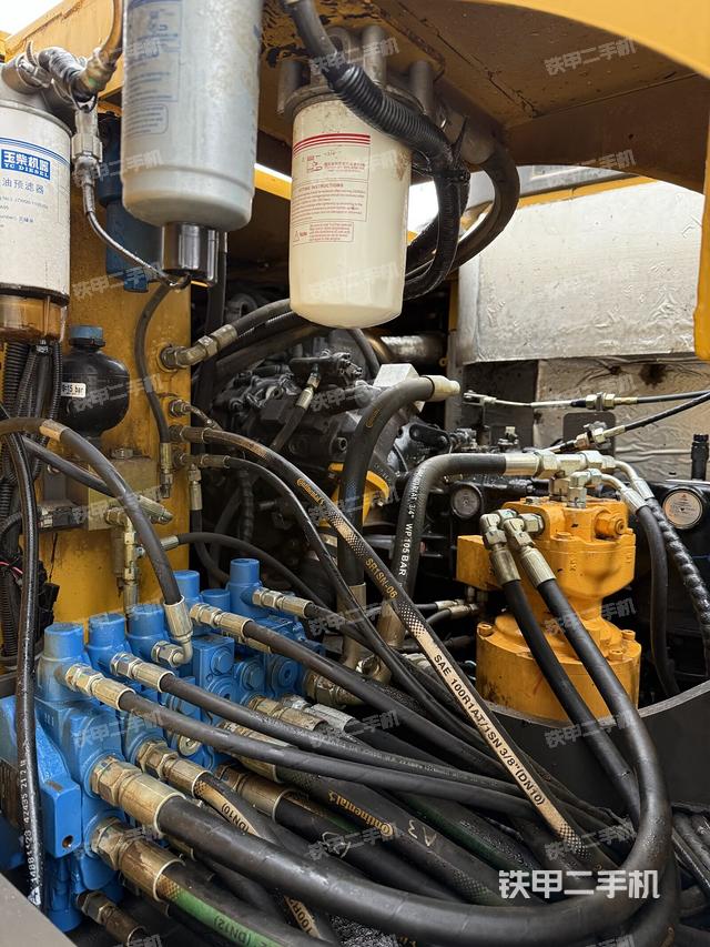 回转马达和主控阀（整机外观）