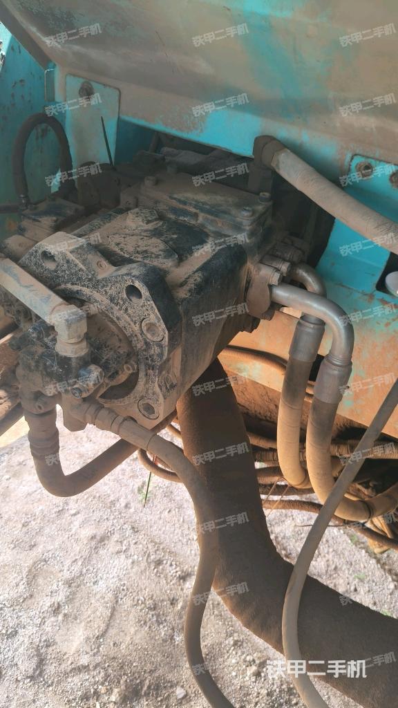 液壓泵艙室正面整體（整機外觀）