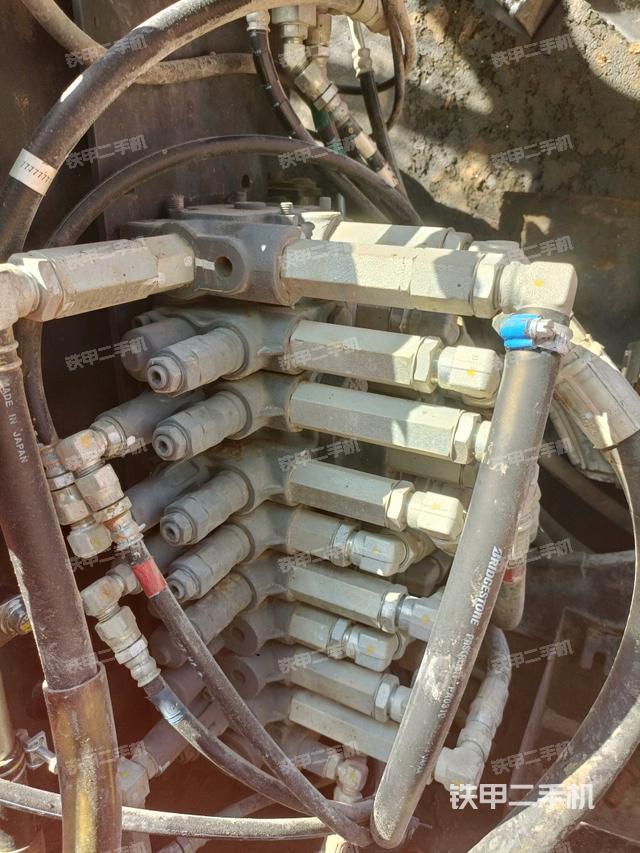 回转马达和主控阀（整机外观）