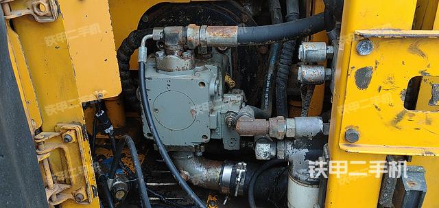 液壓泵艙室正面整體(整機外觀) 液壓泵艙室正面整體(整機外觀)