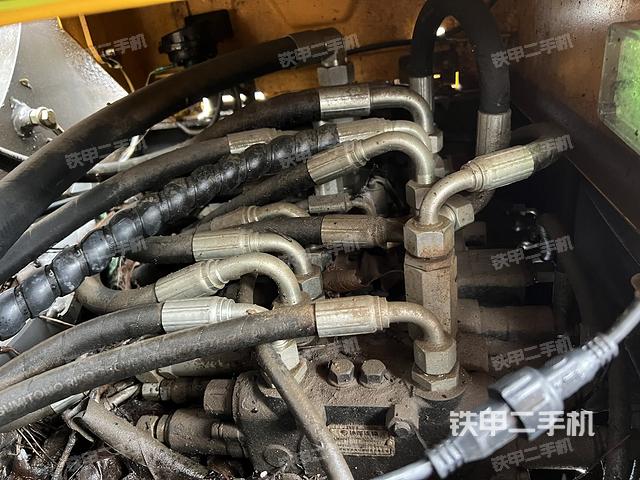 回转马达和主控阀（整机外观）