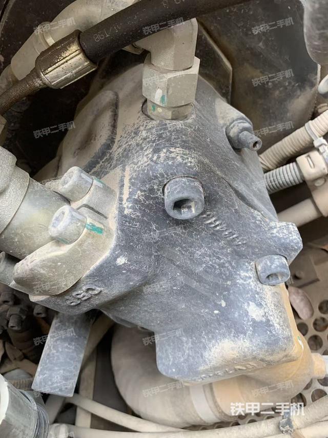 液压泵舱室正面整体（整机外观）