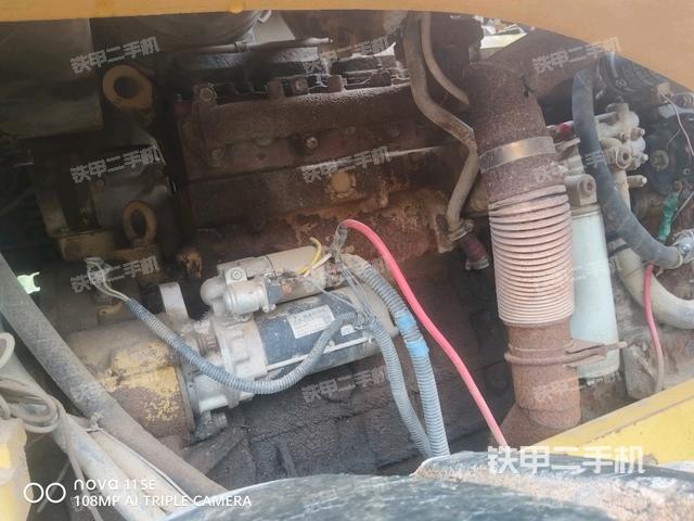 分動箱或變速箱（壓路機發(fā)動機艙）