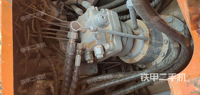 回转马达和主控阀（整机外观）